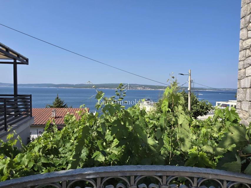 Nepremičnina z več stanovanjskimi enotami, 50 m od morja