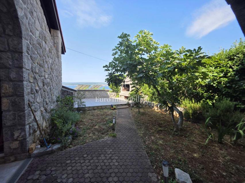 Nepremičnina z več stanovanjskimi enotami, 50 m od morja