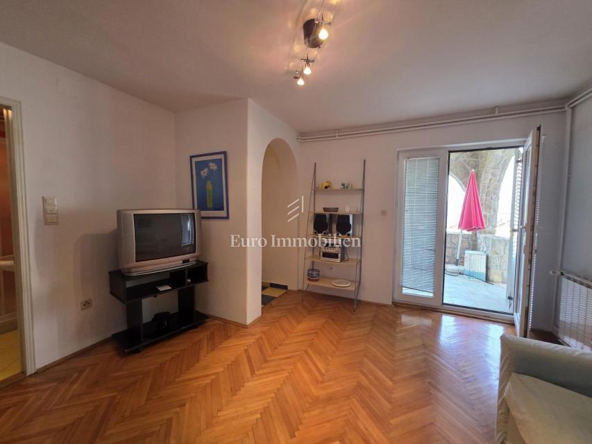 Nepremičnina z več stanovanjskimi enotami, 50 m od morja