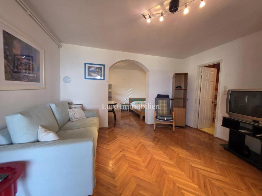 Nepremičnina z več stanovanjskimi enotami, 50 m od morja