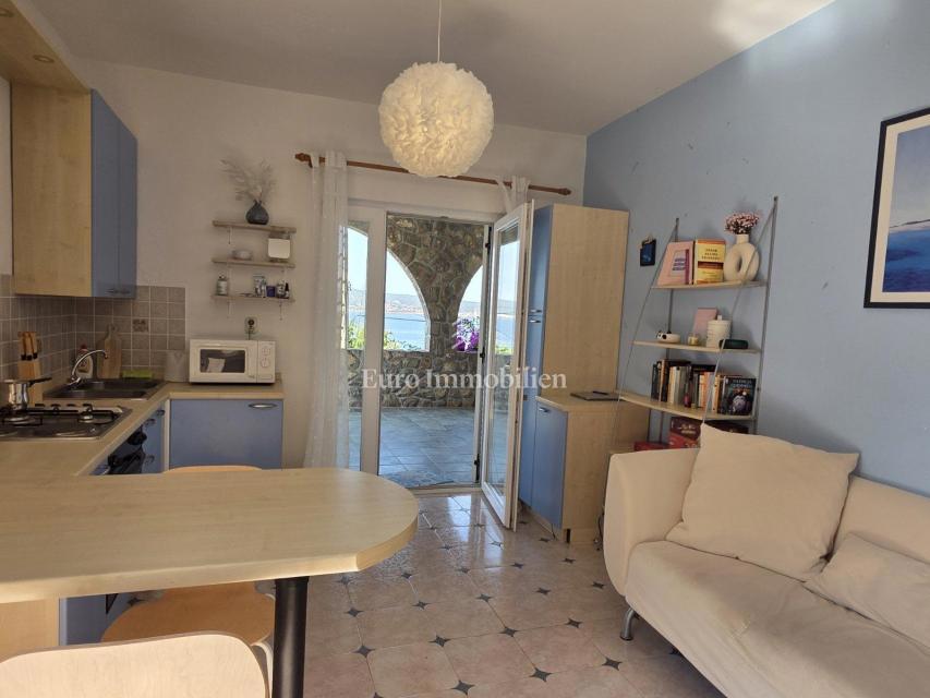 Nepremičnina z več stanovanjskimi enotami, 50 m od morja