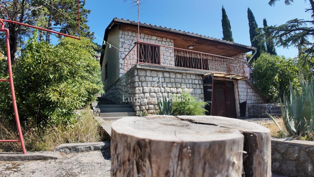 Novi Vinodolski, Hiša blizu morja