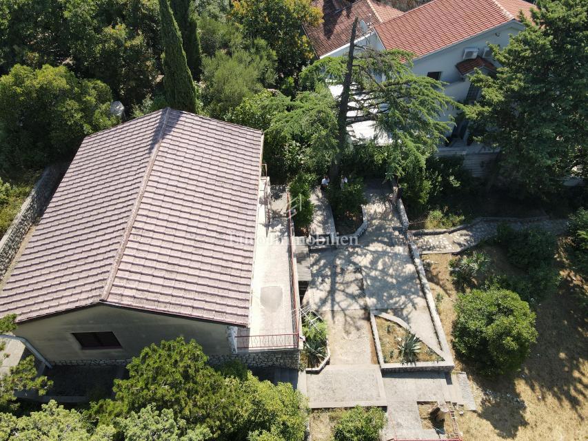 Novi Vinodolski, Hiša blizu morja