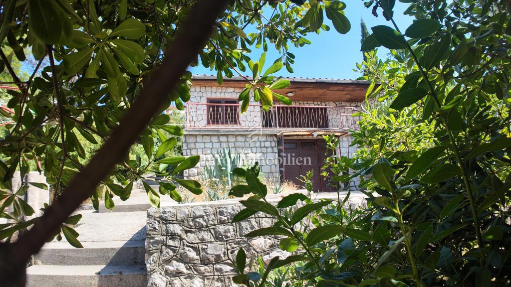 Novi Vinodolski, Hiša blizu morja