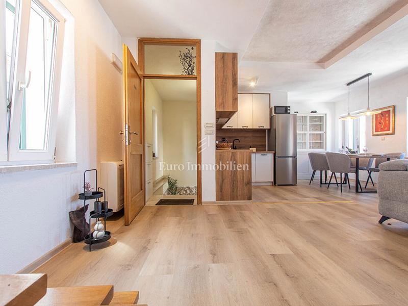 Trisobno stanovanje v centru Makarske, 100 m od morja