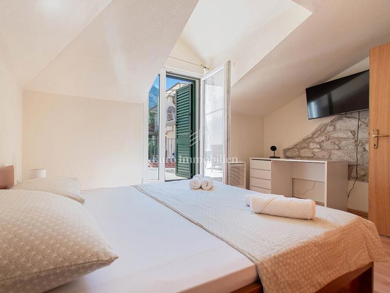 Trisobno stanovanje v centru Makarske, 100 m od morja