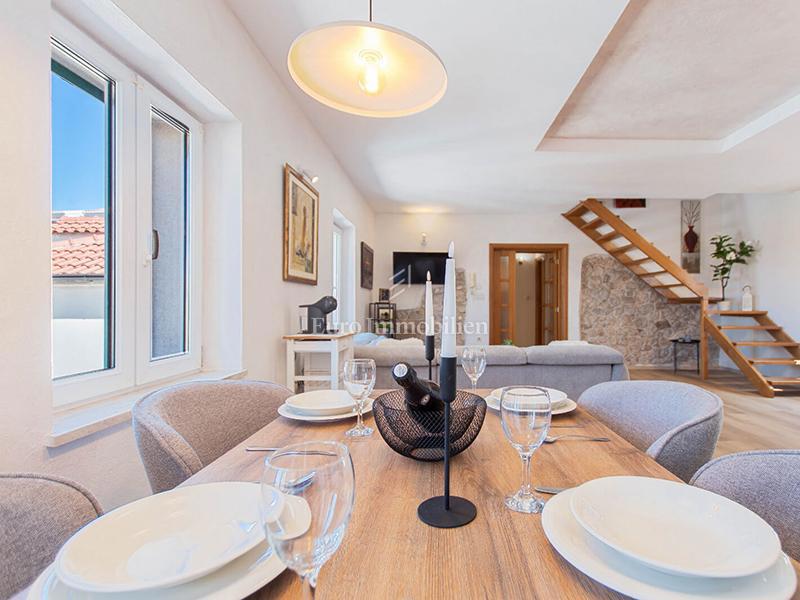 Trisobno stanovanje v centru Makarske, 100 m od morja