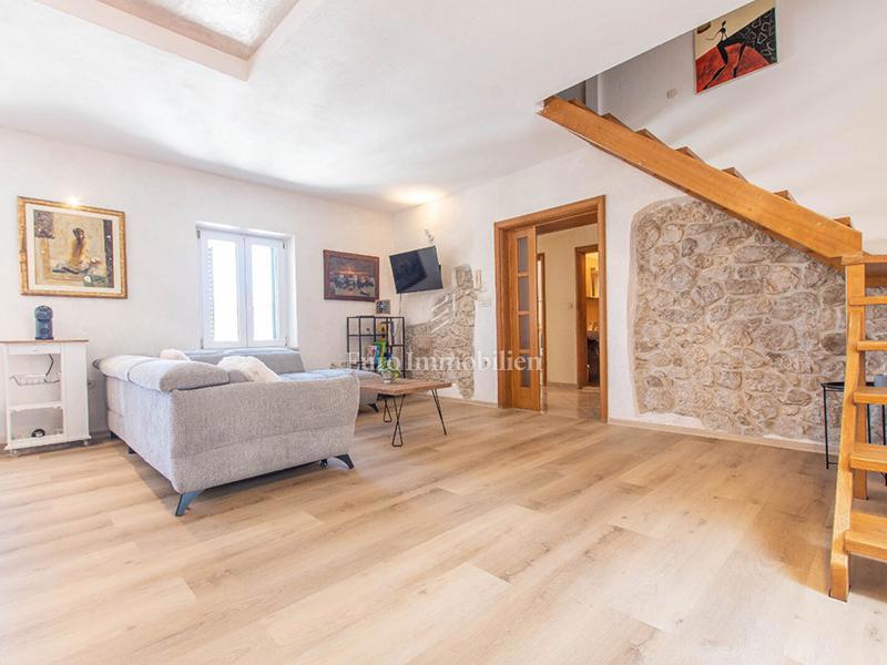 Trisobno stanovanje v centru Makarske, 100 m od morja