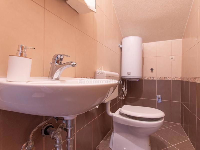 Trisobno stanovanje v centru Makarske, 100 m od morja