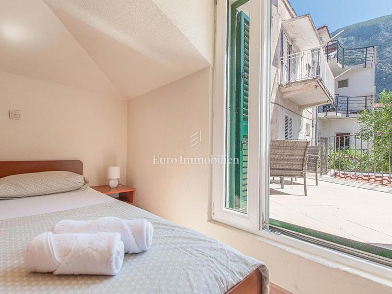 Trisobno stanovanje v centru Makarske, 100 m od morja