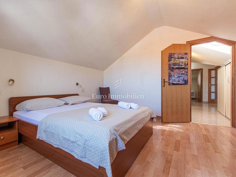 Trisobno stanovanje v centru Makarske, 100 m od morja