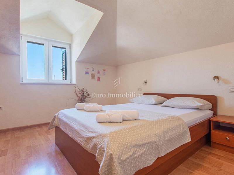 Trisobno stanovanje v centru Makarske, 100 m od morja