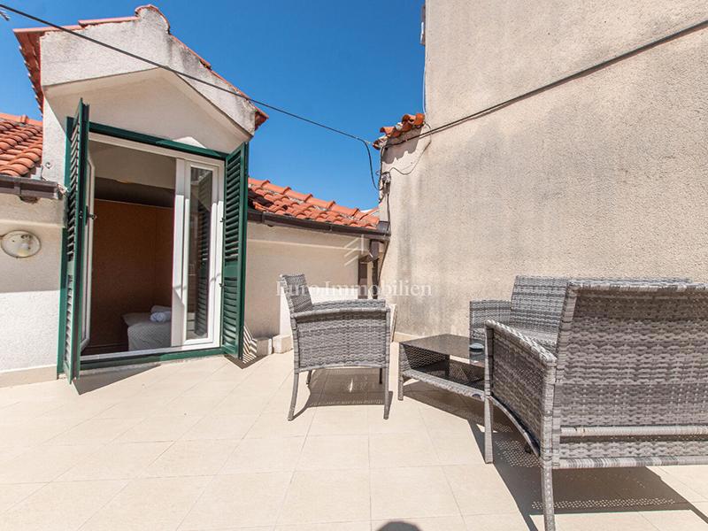 Trisobno stanovanje v centru Makarske, 100 m od morja