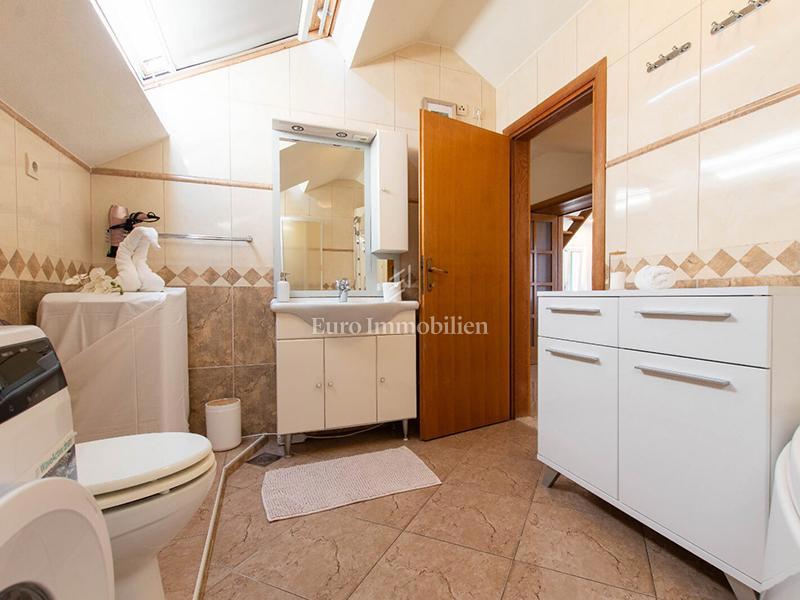 Trisobno stanovanje v centru Makarske, 100 m od morja