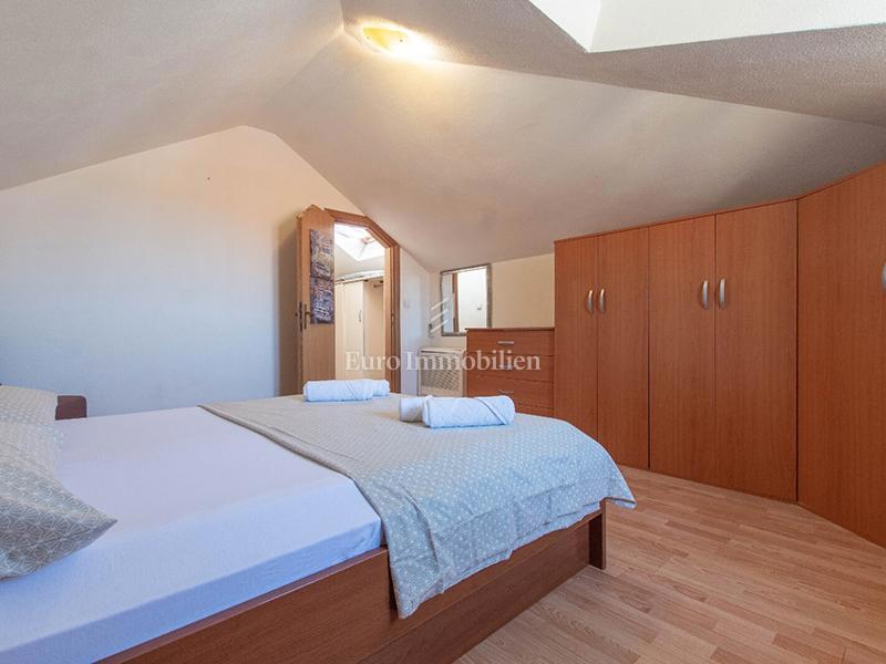 Trisobno stanovanje v centru Makarske, 100 m od morja