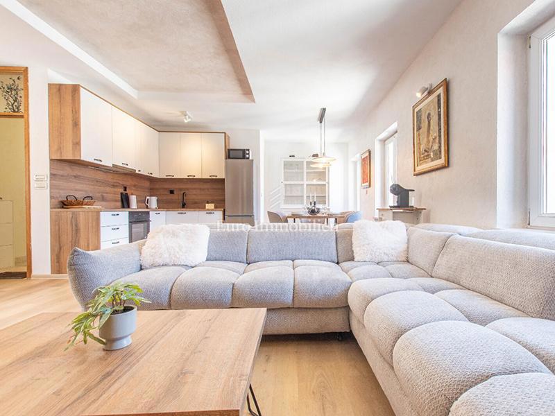 Trisobno stanovanje v centru Makarske, 100 m od morja