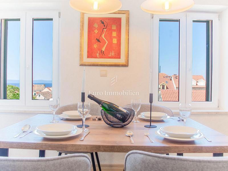 Trisobno stanovanje v centru Makarske, 100 m od morja