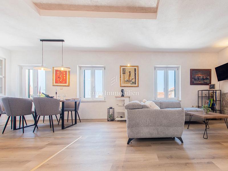 Trisobno stanovanje v centru Makarske, 100 m od morja