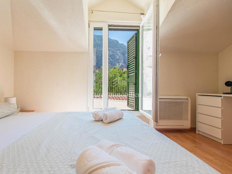 Trisobno stanovanje v centru Makarske, 100 m od morja