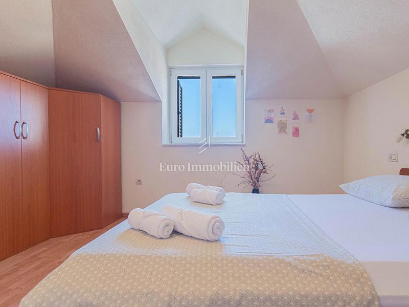 Trisobno stanovanje v centru Makarske, 100 m od morja