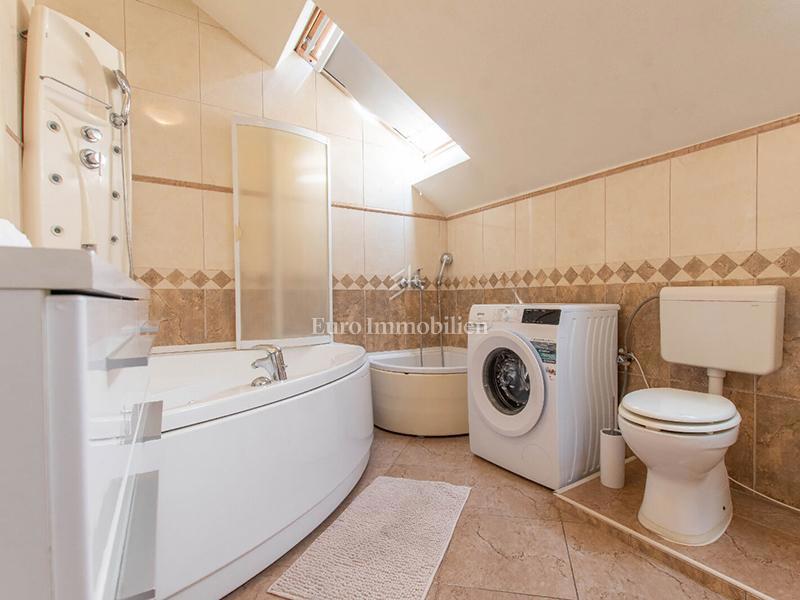 Trisobno stanovanje v centru Makarske, 100 m od morja