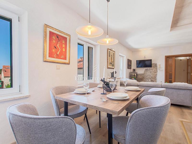 Trisobno stanovanje v centru Makarske, 100 m od morja