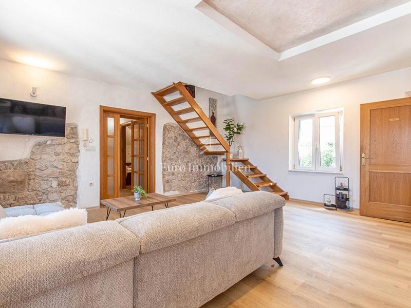 Trisobno stanovanje v centru Makarske, 100 m od morja