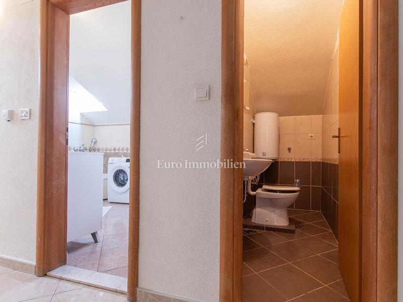 Trisobno stanovanje v centru Makarske, 100 m od morja