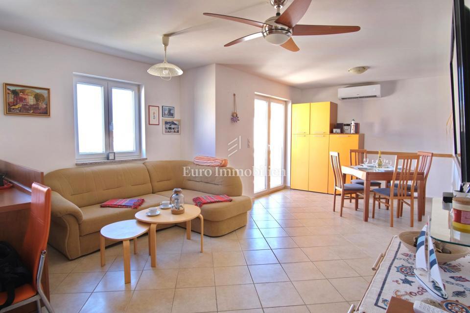 Dvosobno stanovanje v Klimnu, 300 m od morja