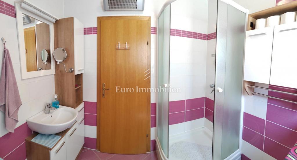 Dvosobno stanovanje v Klimnu, 300 m od morja