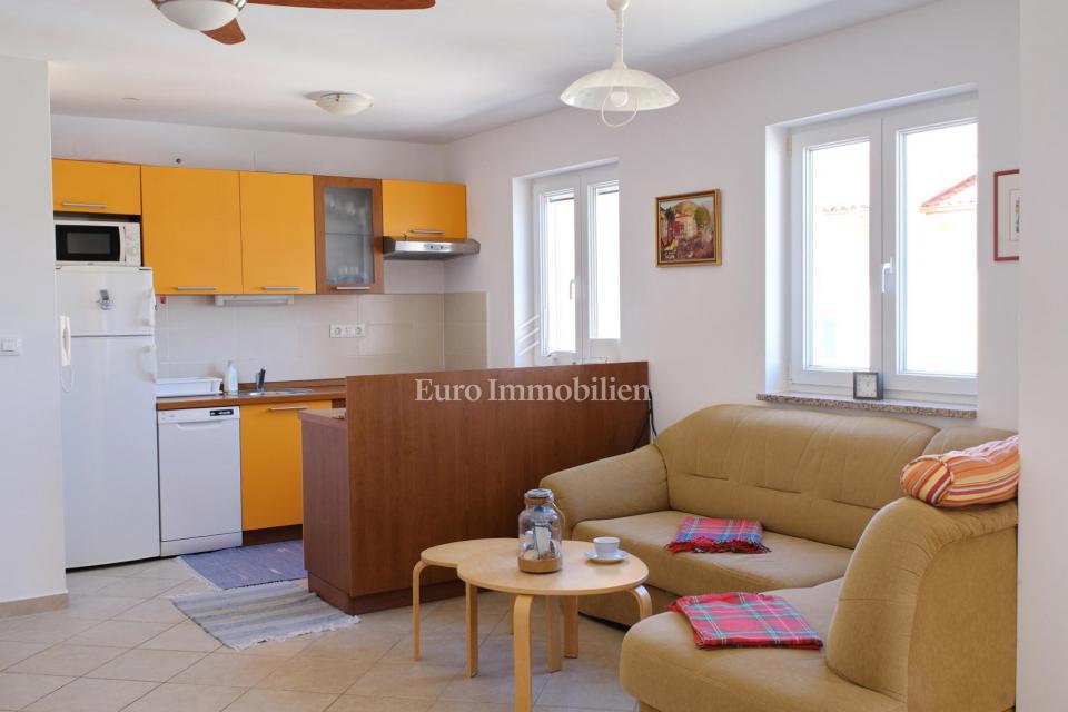 Dvosobno stanovanje v Klimnu, 300 m od morja