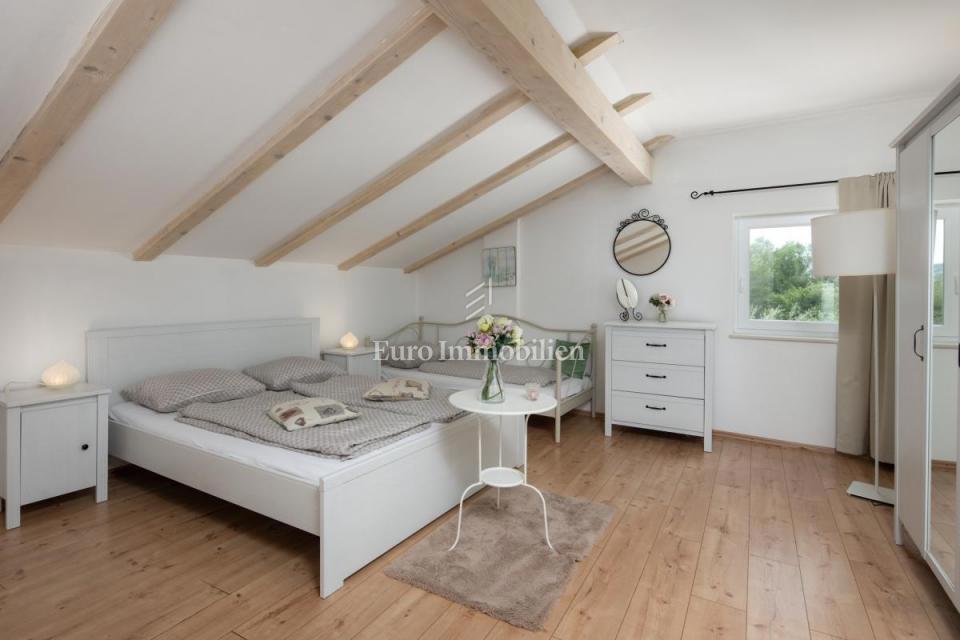 Bribir, Počitniška hiša z bazenom