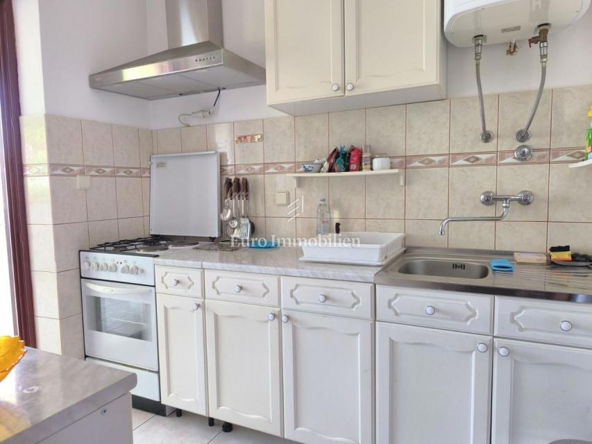 Hiša s 3 enotami in veliko parcelo, Malinska