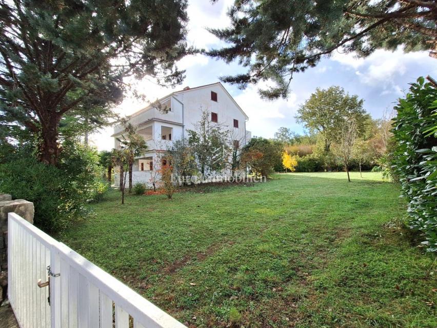 Hiša s 3 enotami in veliko parcelo, Malinska