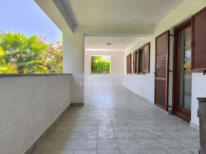 Hiša s 3 enotami in veliko parcelo, Malinska