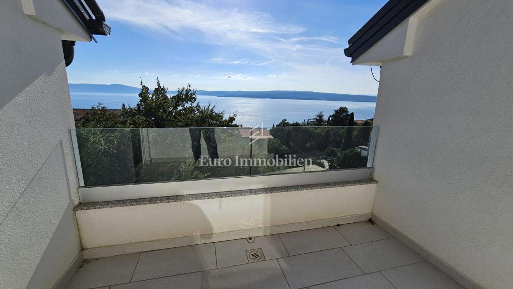 Dvonadstropno stanovanje v Crikvenici v bližini morja