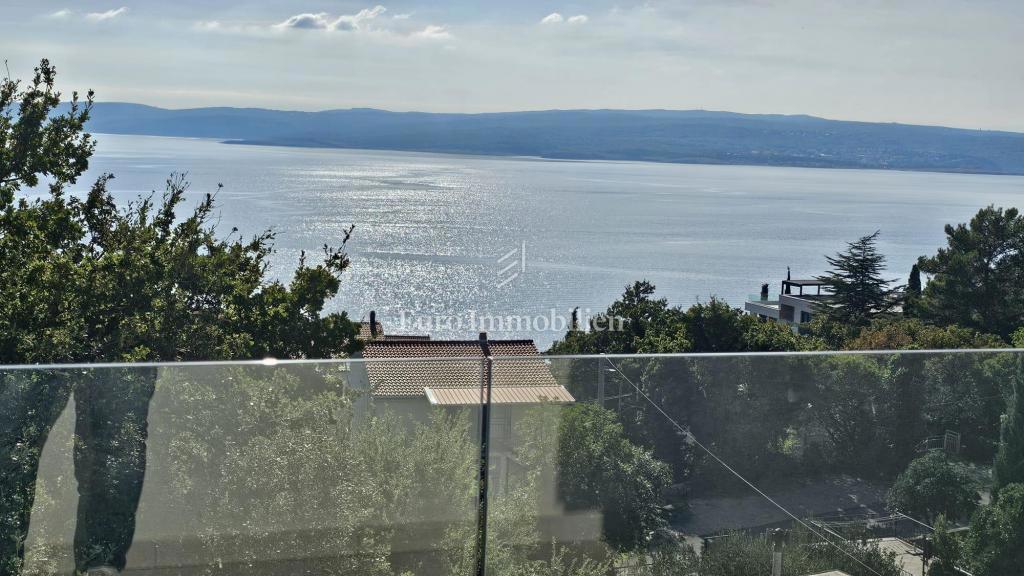 Dvonadstropno stanovanje v Crikvenici v bližini morja