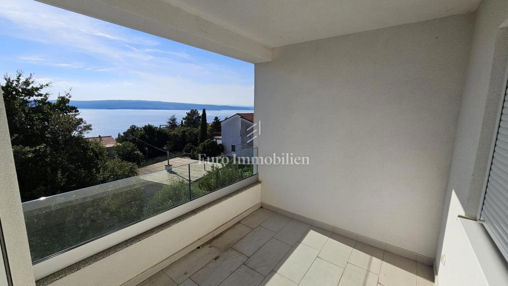 Dvonadstropno stanovanje v Crikvenici v bližini morja