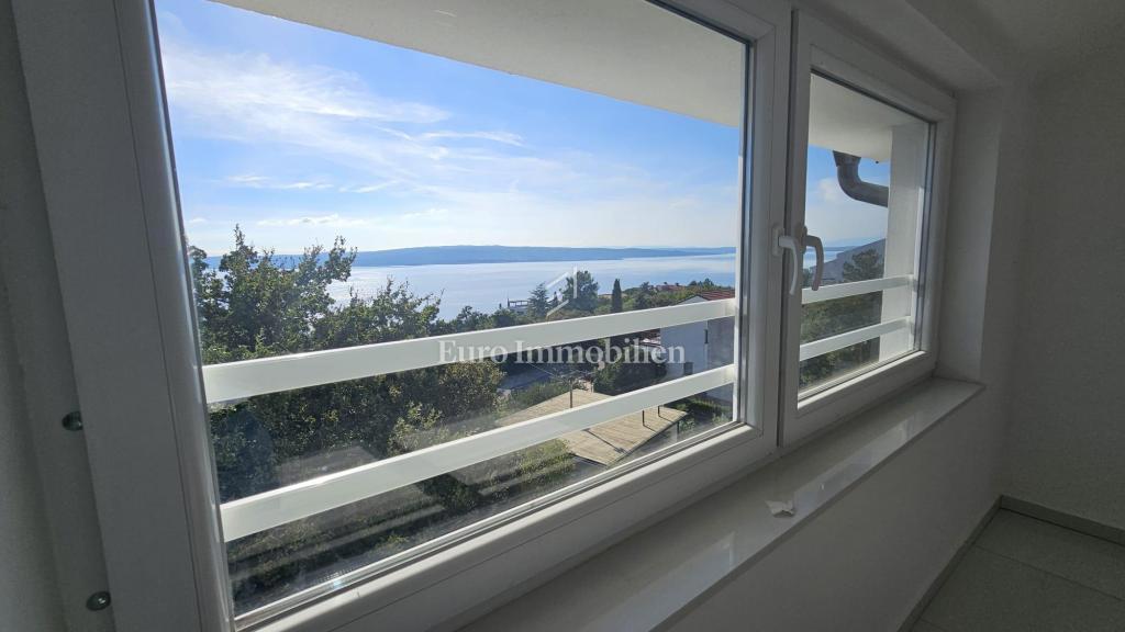 Dvonadstropno stanovanje v Crikvenici v bližini morja