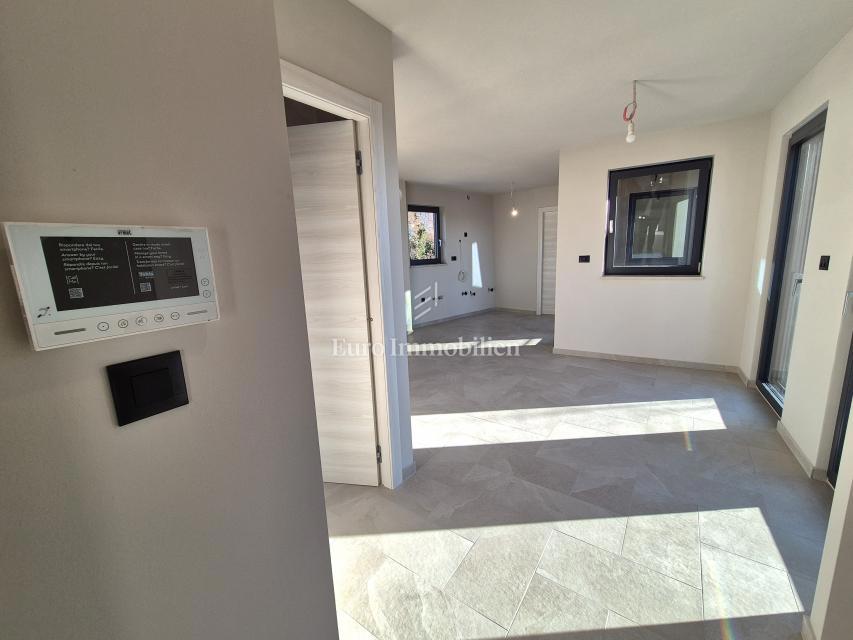 Stanovanje v novi stavbi s pogledom na morje