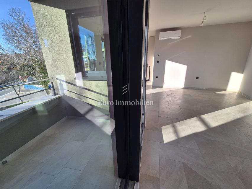 Stanovanje v novi stavbi s pogledom na morje