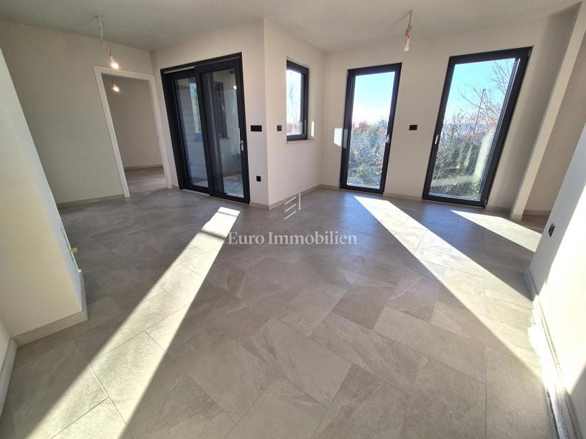 Stanovanje v novi stavbi s pogledom na morje