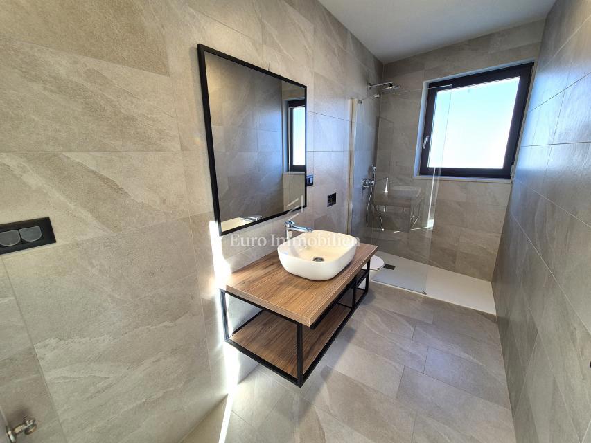 Stanovanje v novi stavbi s pogledom na morje