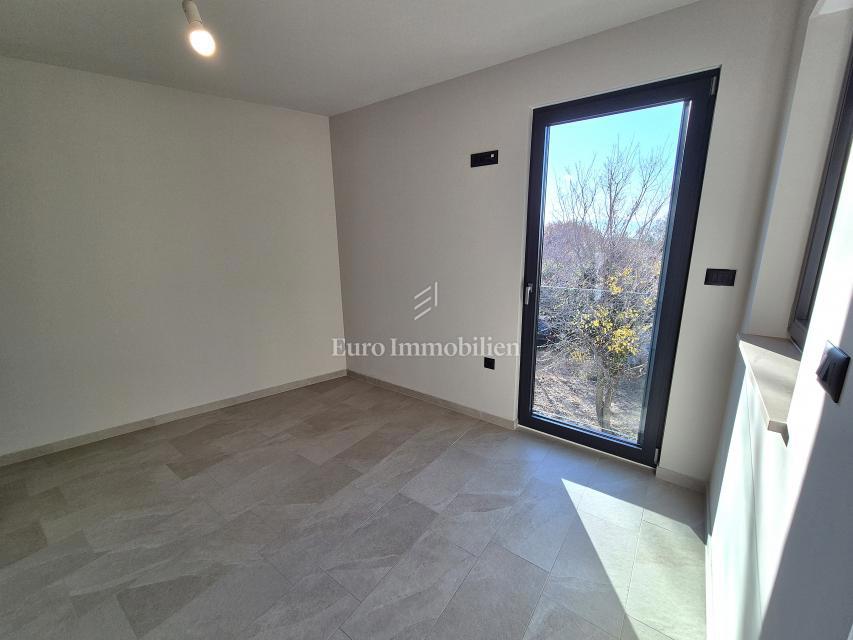 Stanovanje v novi stavbi s pogledom na morje