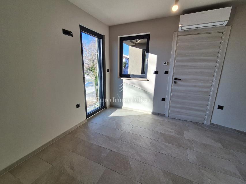 Stanovanje v novi stavbi s pogledom na morje