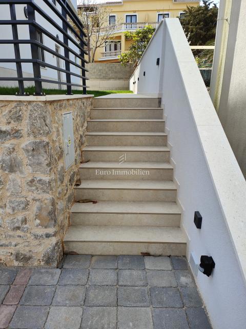 Apartma z vrtom, 100 metrov od morja, Mali Lošinj