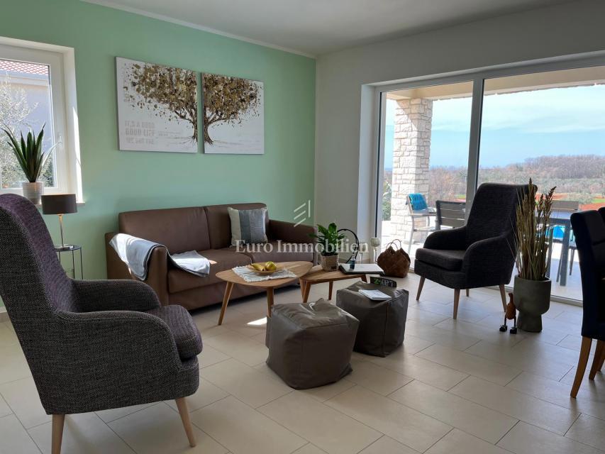 Samostojna hiša z bazenom, v bližini Novigrada, Istra