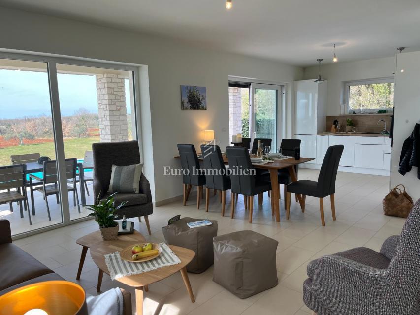 Samostojna hiša z bazenom, v bližini Novigrada, Istra