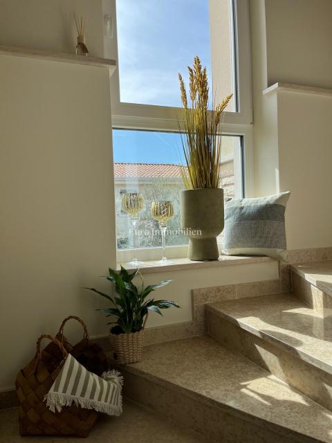 Samostojna hiša z bazenom, v bližini Novigrada, Istra