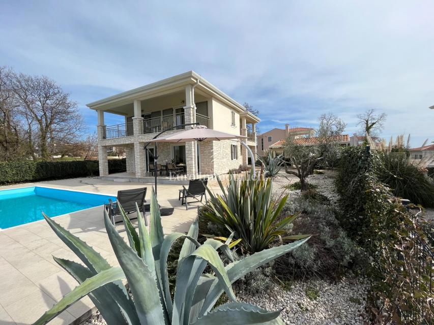 Samostojna hiša z bazenom, v bližini Novigrada, Istra